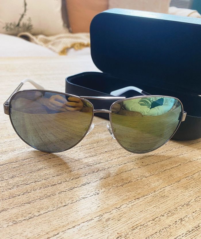 Lunettes de soleil GUESS neuves - photo numéro 3