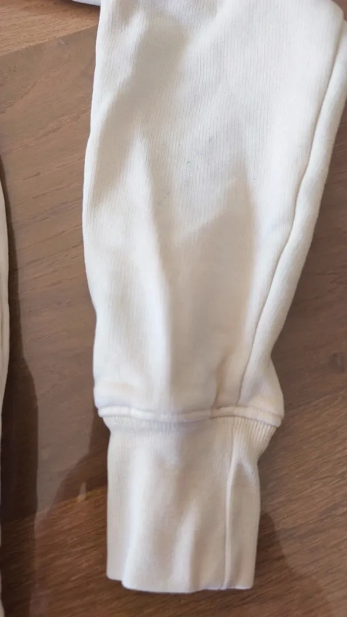 Lot sweat à capuche et tee shirt - photo numéro 2