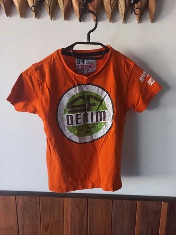 Tee-shirt orange avec inscription