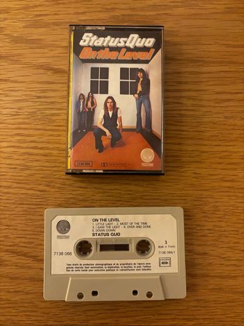 Cassette audio Status Quo On the level