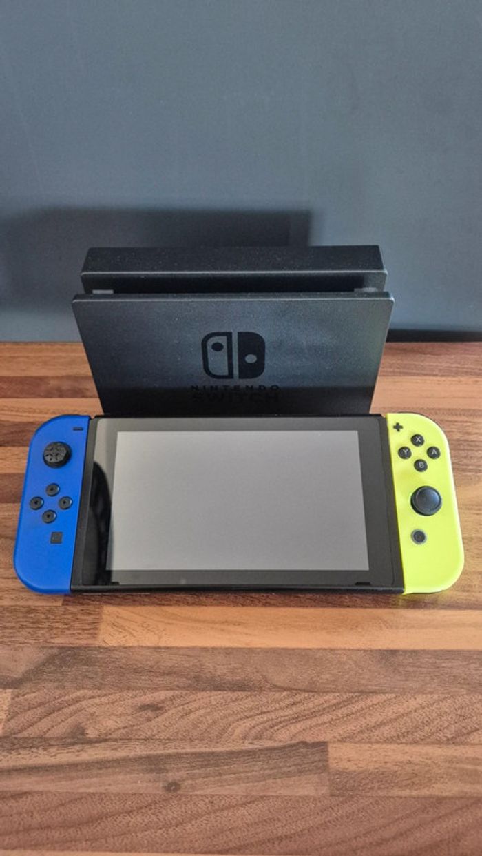Console Nintendo switch avec chargeur manettes - photo numéro 3