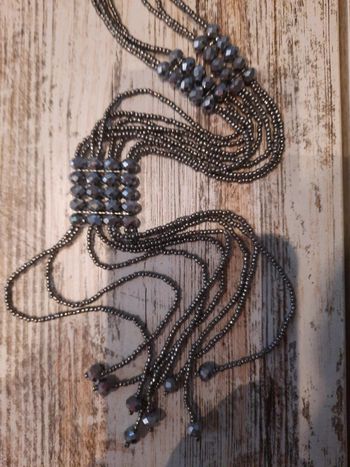 Long collier perles scintillantes gris