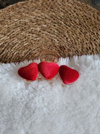 Magnifique pince 3 cœurs touge velour