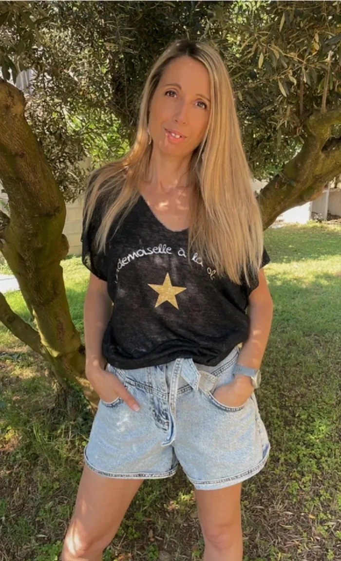 Tee-shirt noir avec étoile dorée-taille unique - photo numéro 2