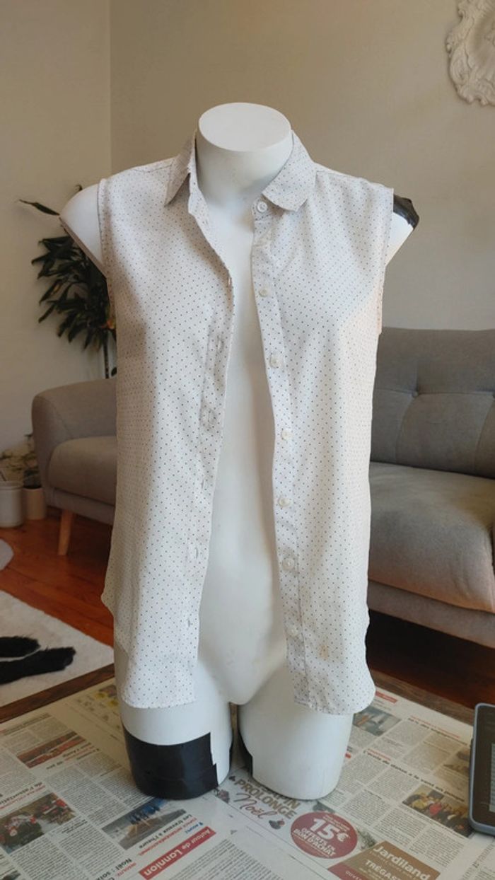 Chemise sans manche à pois noir sur fond blanc noué à la taille - photo numéro 10