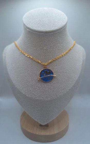 Collier chat sur sa branche