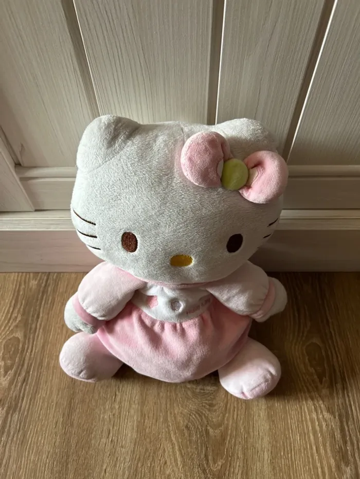 Peluche Hello Kitty / Designed in France, Sanrio 1976–2011) / Très bon état - photo numéro 2