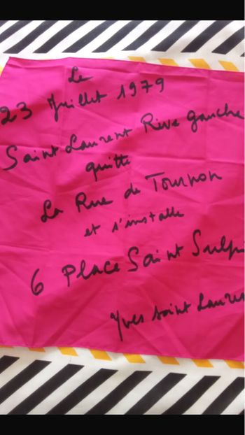 Carré Yves Saint Laurent 