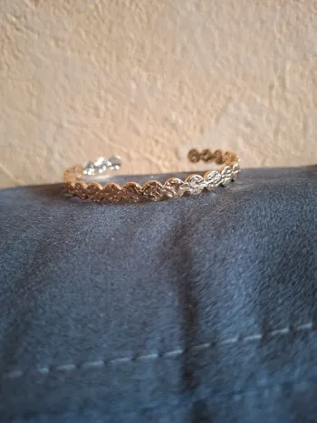 Bracelet jonc ouvert style bohème en métal doré