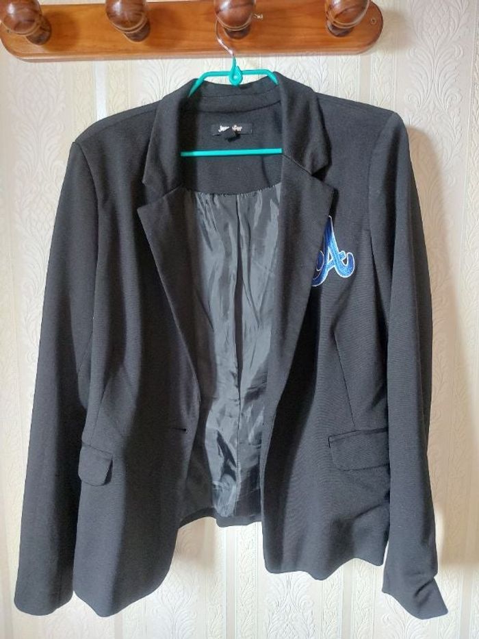 Blazer noir, dragon dans le dos