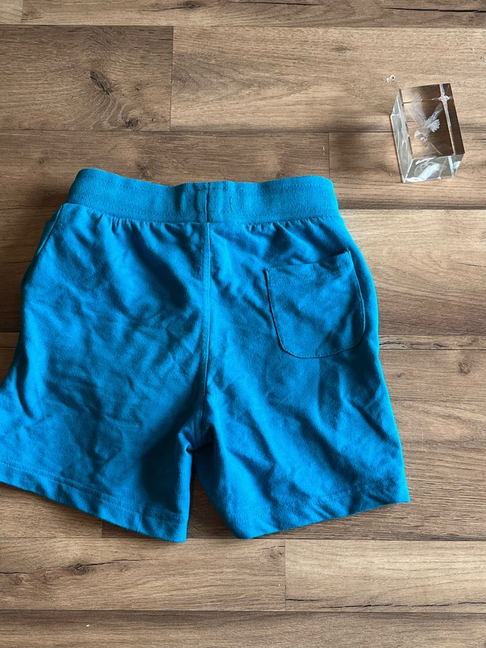 Je vend un short garçon enfant taille 6 ans très bon état - photo numéro 2