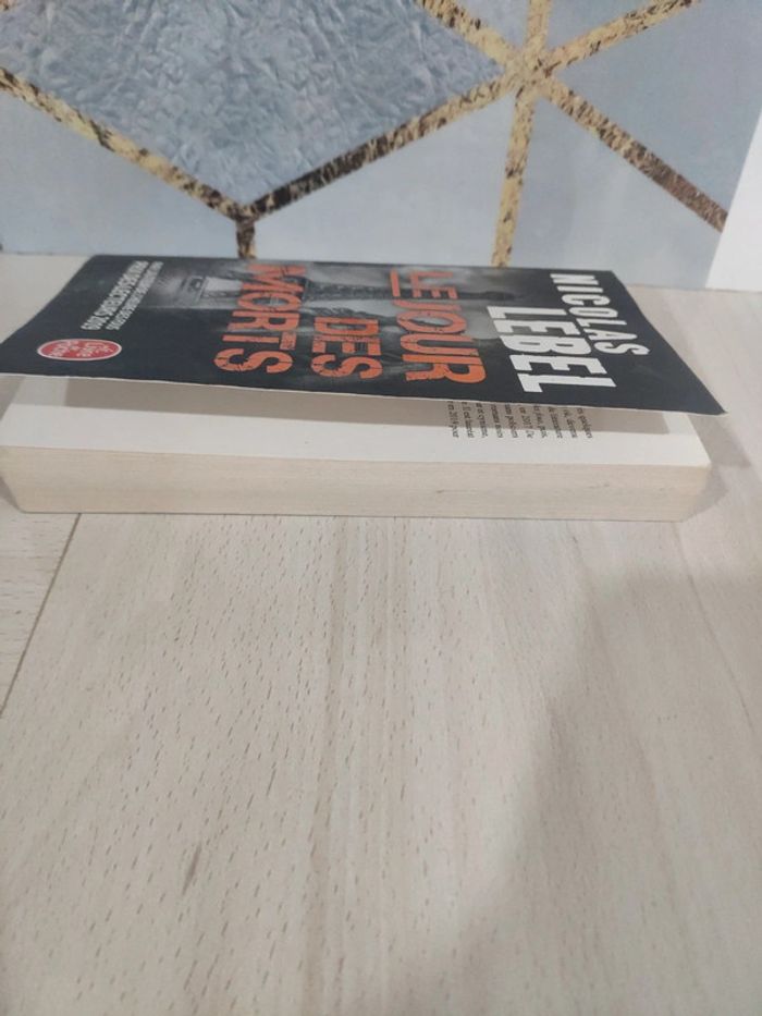 Livre poche policier le jour des morts Lebel - photo numéro 3
