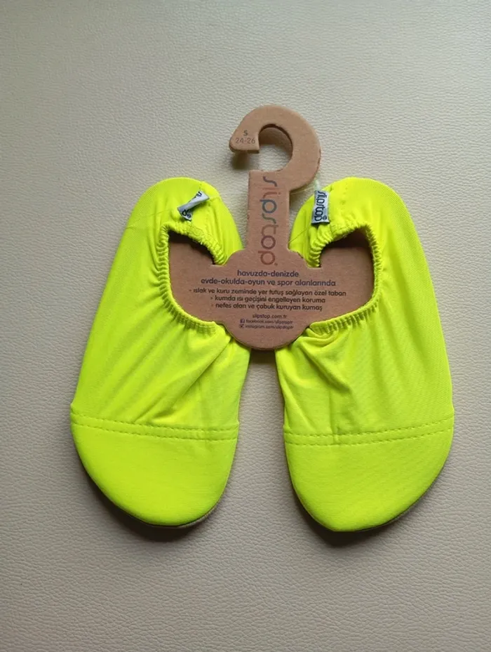 Unisex yellow slipstop