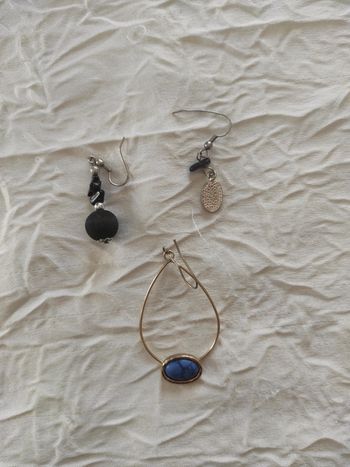 3 boucles d'oreilles fantaisie dépareillées