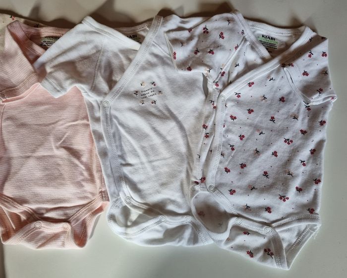 Lot 3 bodys + pyjama KIABI - photo numéro 2