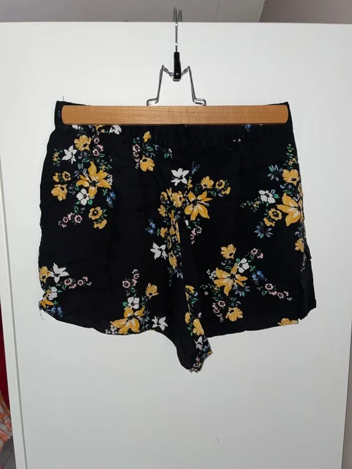Short fleuri noir H&M 38 - photo numéro 2
