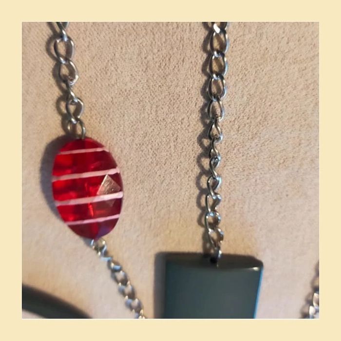 Collier long chaîne argentée et perles fantaisie rouges et grises - photo numéro 8