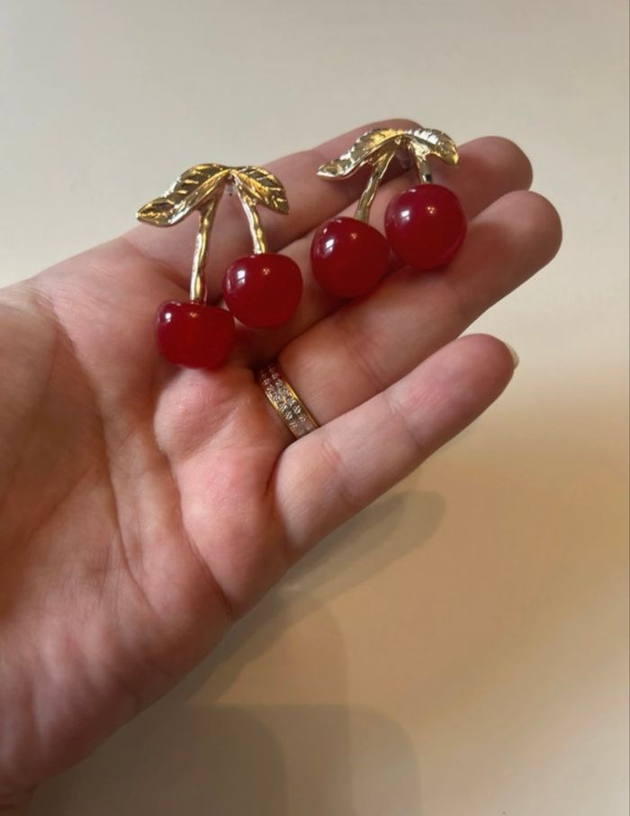 Boucles d’oreilles NEUVES forme de cerises couleurs doré et rouge - photo numéro 3