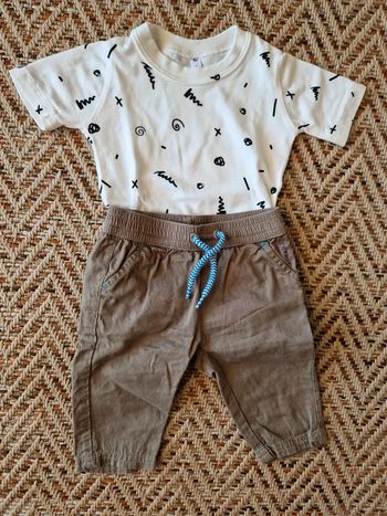 Ensemble pantalon esprit kaki et t-shirt blanc à motifs 3 mois