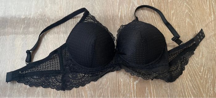 304 - un soutiens gorge noir dentelle - photo numéro 3