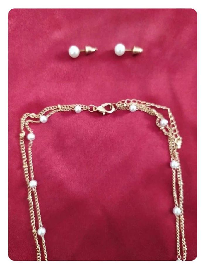 Parure collier chaîne double rang + boucles d'oreilles en métal coloris or et perles blanches - photo numéro 3