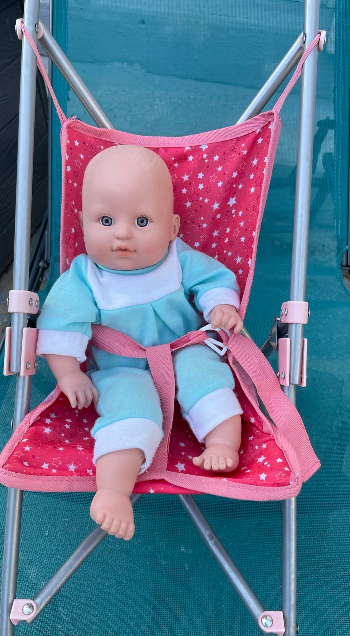 Poussette rose avec un bébé qui émet différents sons - photo numéro 4