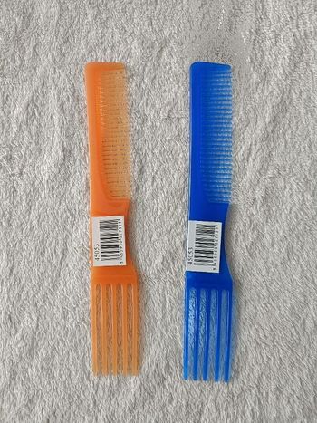 2 peignes (bleu et orange)