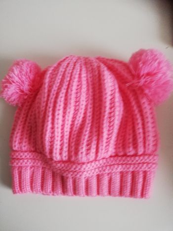 Bonnet à pompons rose