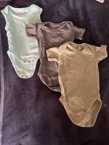 Lot bodys manche courte 1 mois
