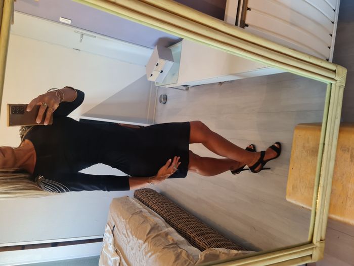 Robe noire avec bijoux sur les épaules Fabriqué en Italie Taille 36 - photo numéro 2