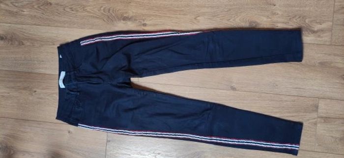 Pantalon skinny ZARA bleu marine avec liseré rouge et blanc