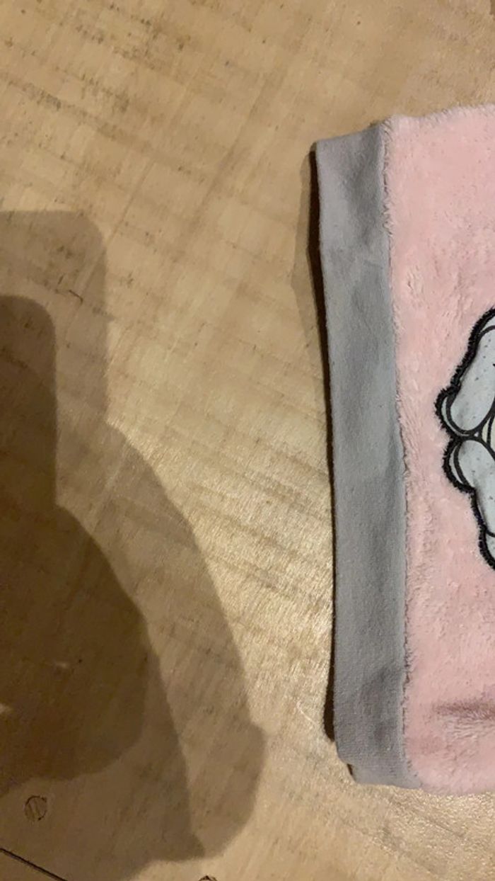 Pull rose disney 12 mois en très bon état - photo numéro 3