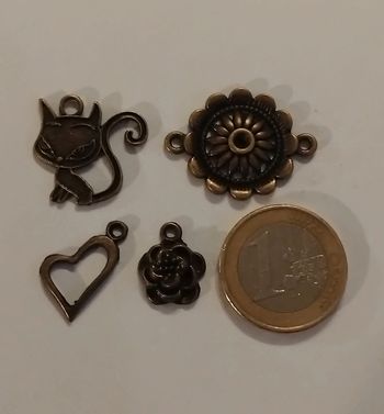 Lot de 4 breloques / Charms Chat, fleur, coeur Couleur bronze