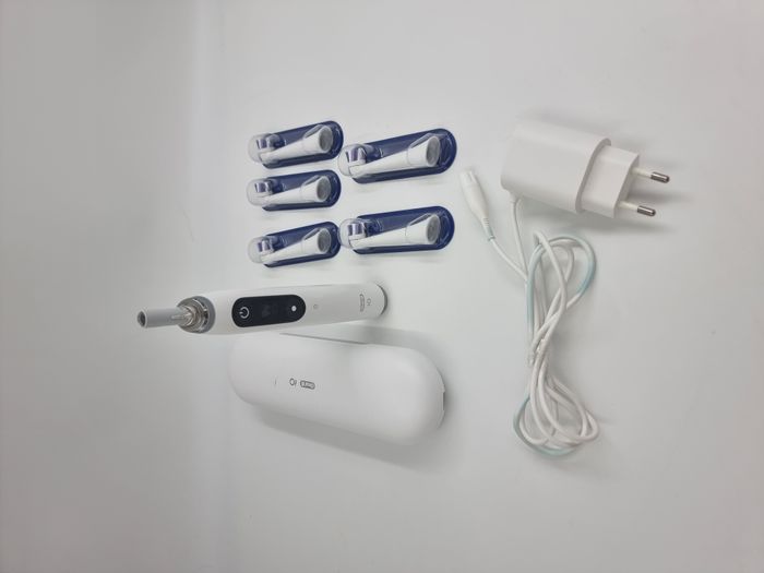 Brosse à dent électrique connectée Oral B IO serie 7 avec chargeur de voyage + 5 brossettes neuves