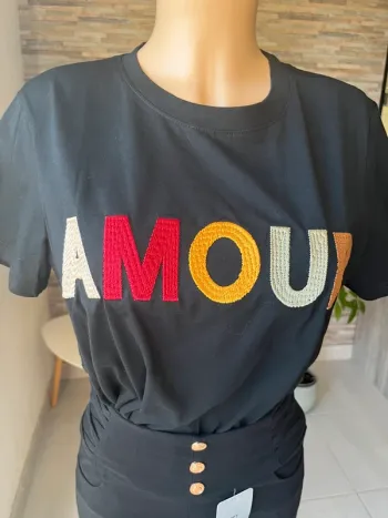 Superbe t-shirt brodé amour taille ml