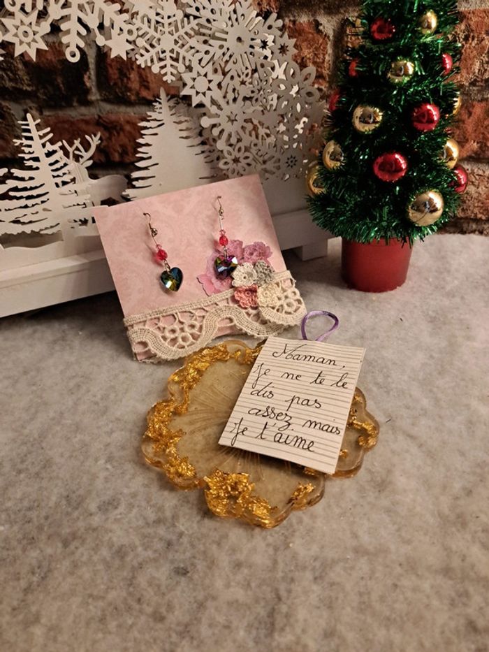 Boucles d'oreilles pendante cœur multicolore en verre - photo numéro 2