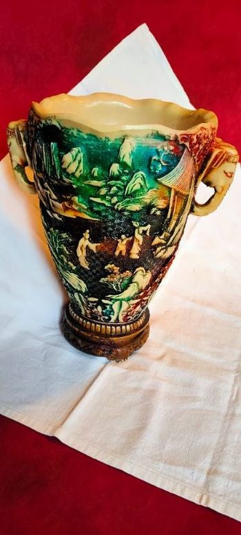 Vase avec têtes d'éléphants ( n°8)