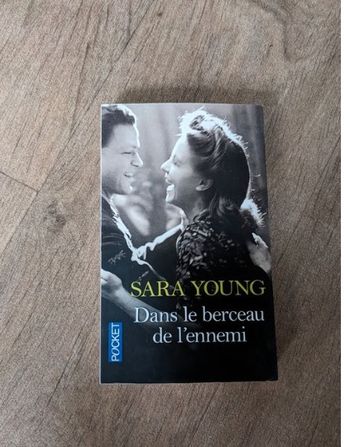 Livre Dans le berceau de l'ennemi Sara Young