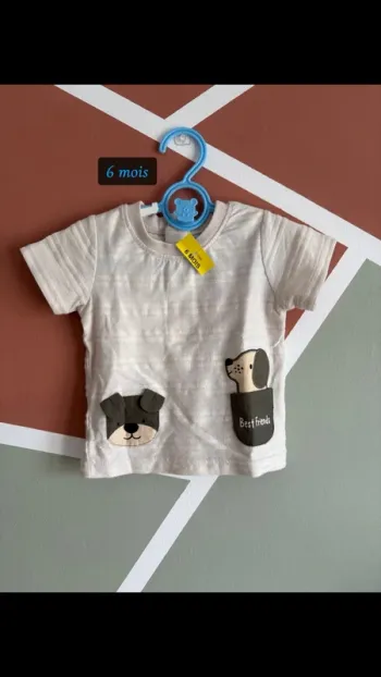 • T-shirt.