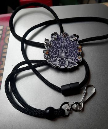 Collier Disney 100 ans cast member