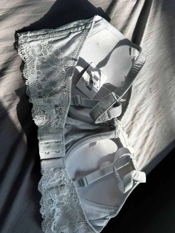 Soutien gorge rouge gorge - photo numéro 2