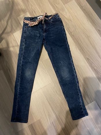 Jean avec ceinture à fleur