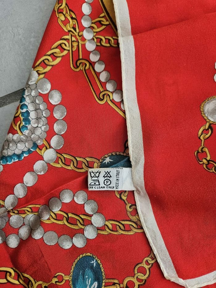 Carré Pierre Cardin rouge en soie 100% - photo numéro 4