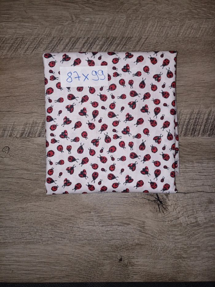 Coupon de tissu blanc motif coccinelle 🐞