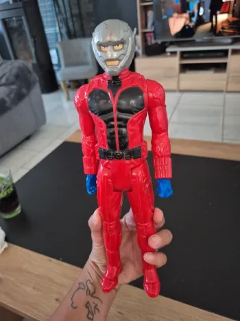 Figurine ant man