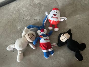 Lot de 4 peluches Kinder
