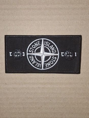 1 Patch Stone Island blanc + 2 boutons