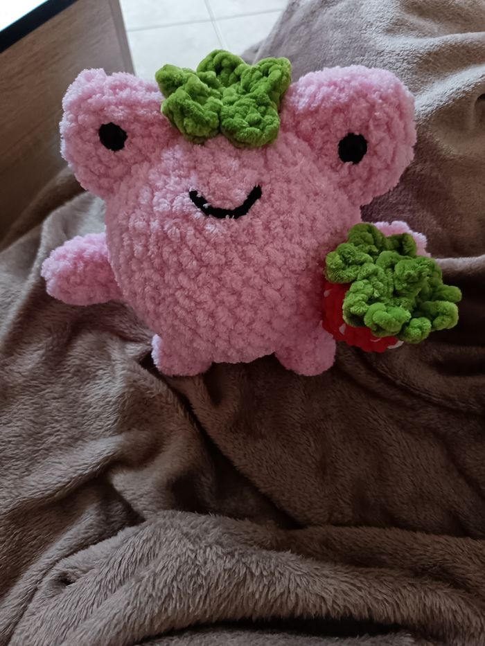 Peluche en forme de grenouille tenant une fraise - photo numéro 2