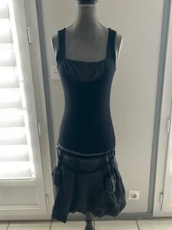 Robe noir cache cache