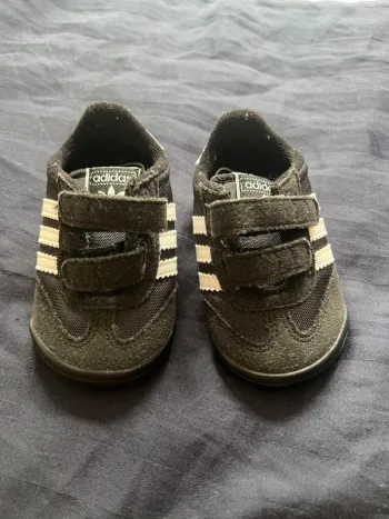 Basket adidas Mixte bébé Dragon L2w Crib Sneakers Basses, taille 18 très bon état